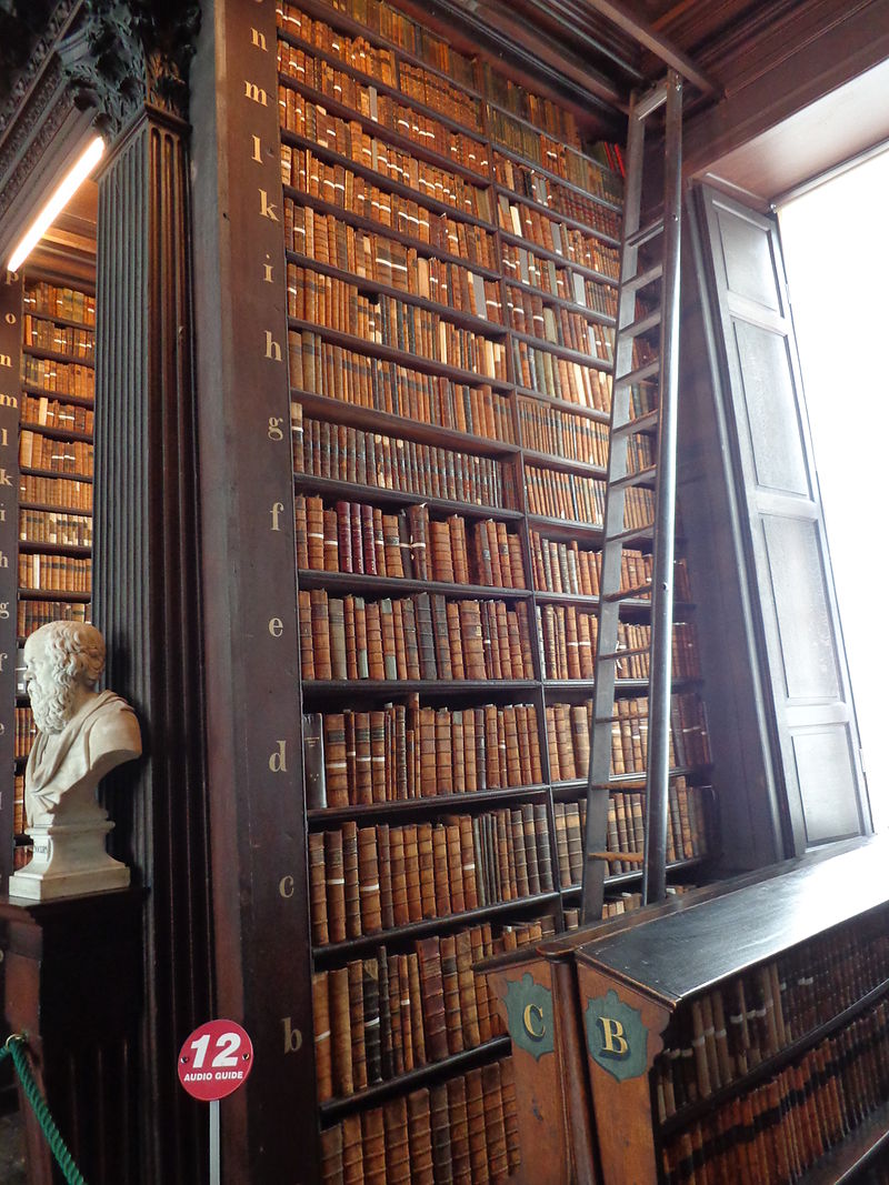 Библиотека 3 0. Библиотека Тринити-колледжа, Дублин, Ирландия. Библиотека Тринити колледжа. Старая библиотека. Старая библиотекарша.