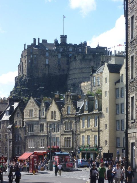 Grassmarket, with Edinburgh Castle towering above it. Photo by Kim Traynor – CC BY-SA 3.0