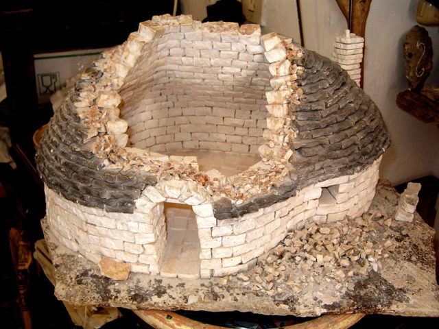Model showing the typical construction technique of a trullo in Alberobello. Marcok di CC BY 2.5