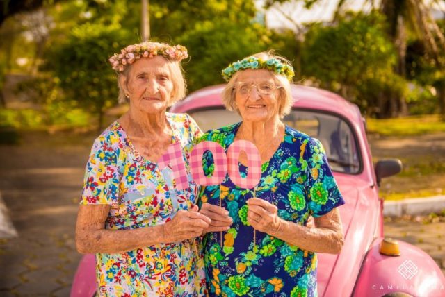 Brazilian twin sisters Maria Pignaton Pontin and Paulina Pignaton Pandolfi.  Author: Camila Lima