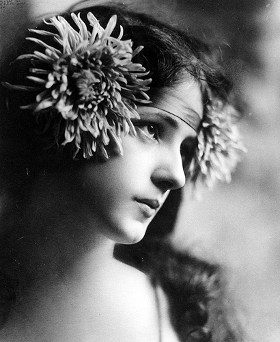 Nesbit wearing flower wreath headband. Photograph by Rudolf Eickemeyer, Jr.