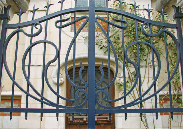 Gateway to a house in rue Félix Faure, Art Nouveau district of Nancy.  Author:  dalbera  CC BY2.0