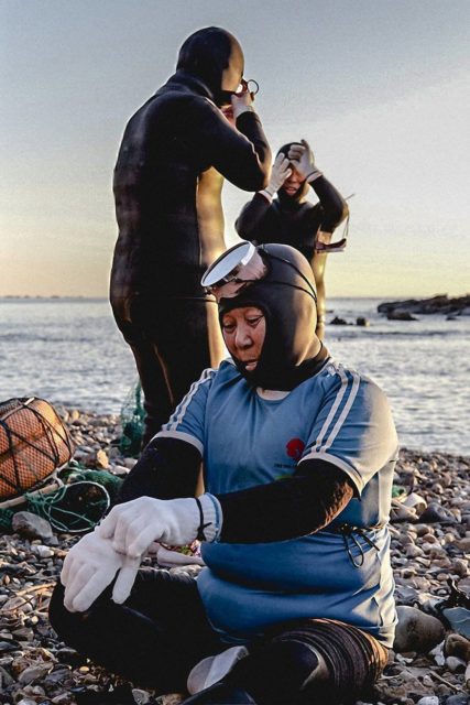 Haneyo dive without oxygen tanks. Photo by Mijoo Kim