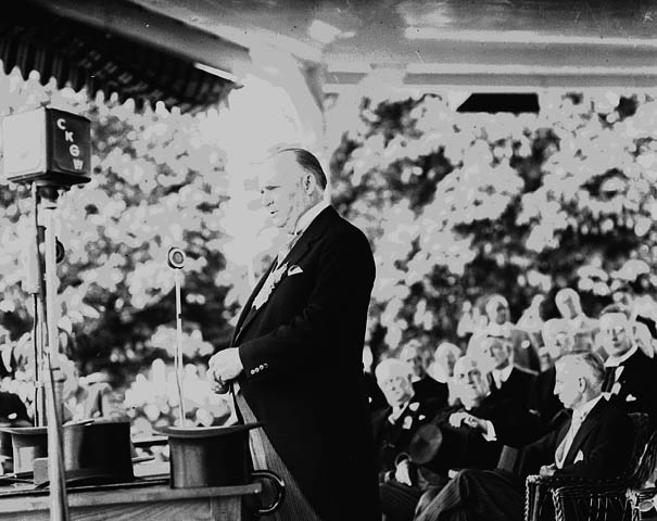 Prime Minister Bennett addressing a public meeting.