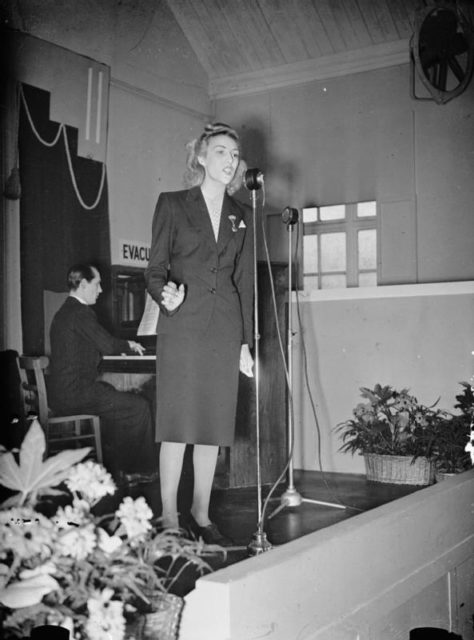 Vera Lynn sings at a munitions factory in 1941