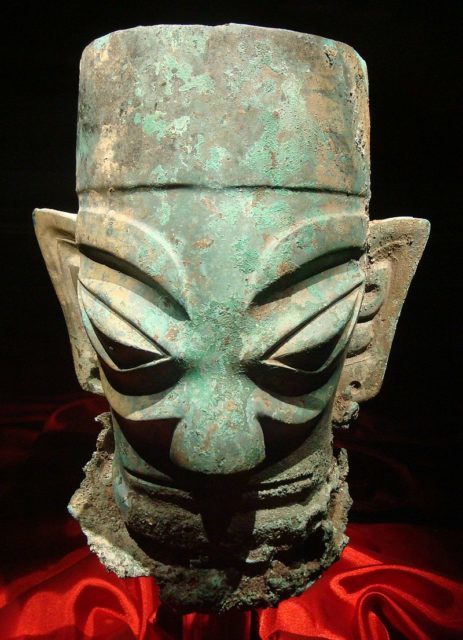 A bronze head. Author Nishanshaman – CC BY-SA 3.0,