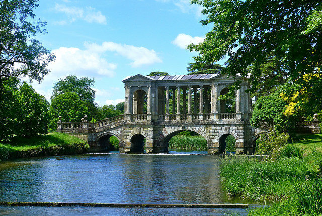 Bridge in the Wilton House garden. Author: Herry Lawford  – CC BY 2.0