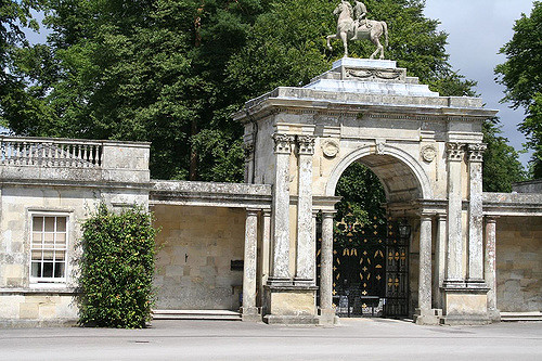 Gates to Wilton House from the inside. Author: Katy Ereira maccath – CC BY 2.0