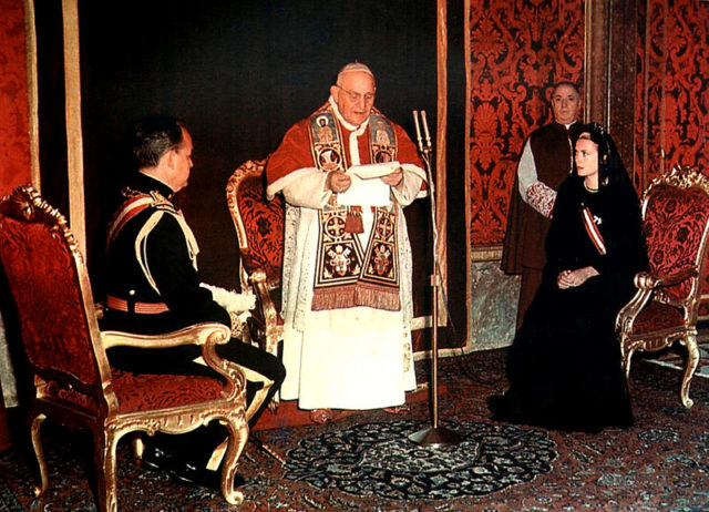 Princess Grace and Prince Rainier before Pope John XXIII at Saint Peter’s Basilica in Rome, 1959.