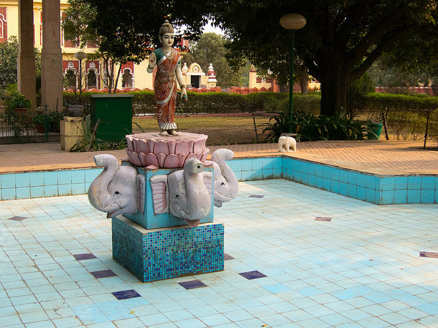 One of the Hindu symbolic fountain statues at the temple. Author: Geoff Stearns. CC BY 2.0