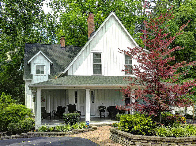 The Carpenter Gothic principals cottage with elaborate bargeboard trim. Author: Don O’Brien – CC BY 2.0