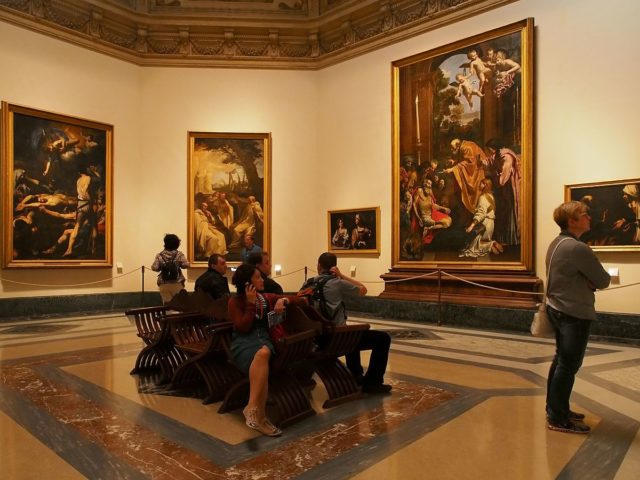 Tourists in the Pinacoteca Vaticana by Petar Milošević – CC BY-SA 4.0.