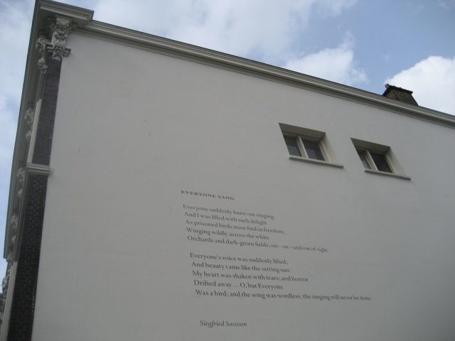 Sassoon’s poem “Everyone Sang” on the wall of the house at Burgemeester van Karnebeeklaan 3, The Hague. Photo Credit – Vysotsky CC BY-SA 4.0
