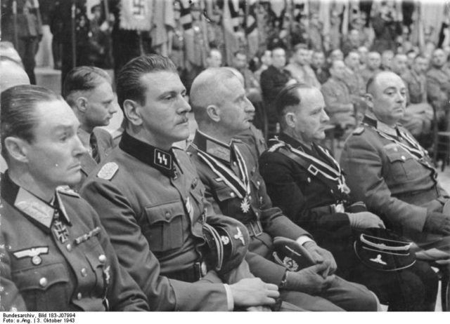 Skorzeny (2nd from left), October 1943. Author: Bundesarchiv, Bild 183-J07994 / CC-BY-SA 3.0.