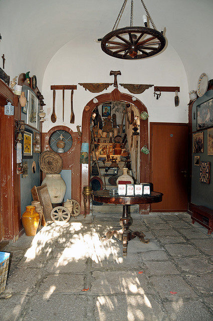 Inside the entrance of Bar Vitelli. Author: Dennis Jarvis. CC BY-SA 2.0