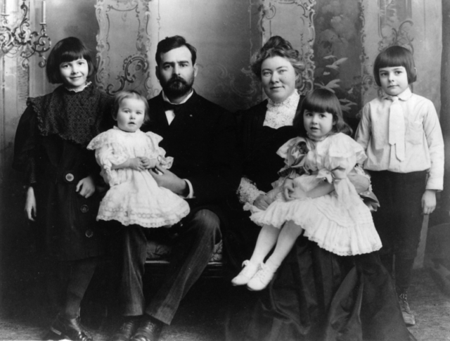 The Hemingway family in 1905 (from the left): Marcelline, Sunny, Clarence, Grace, Ursula, and Ernest.