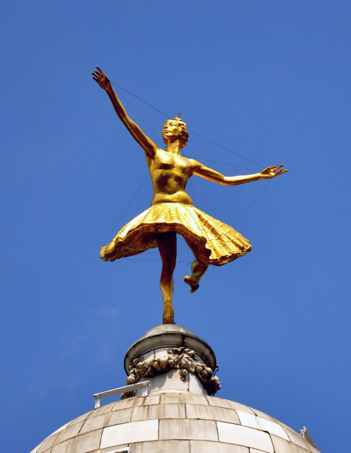 Statue of Anna Pavlova on the rooftop of Victoria Palace Theatre, in London. Author: Andreas Praefcke. CC BY 3.0