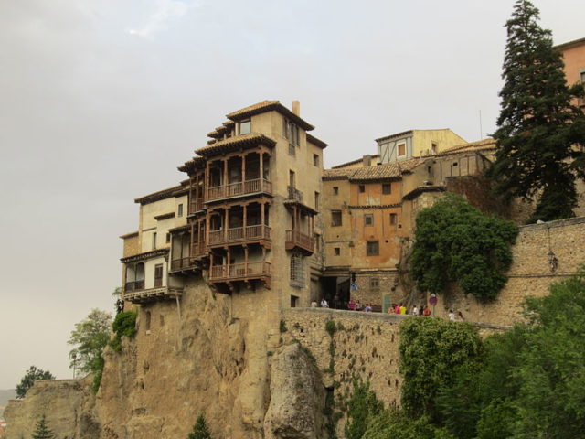 A few examples of the hanging houses – CC BY-SA 3.0 ES