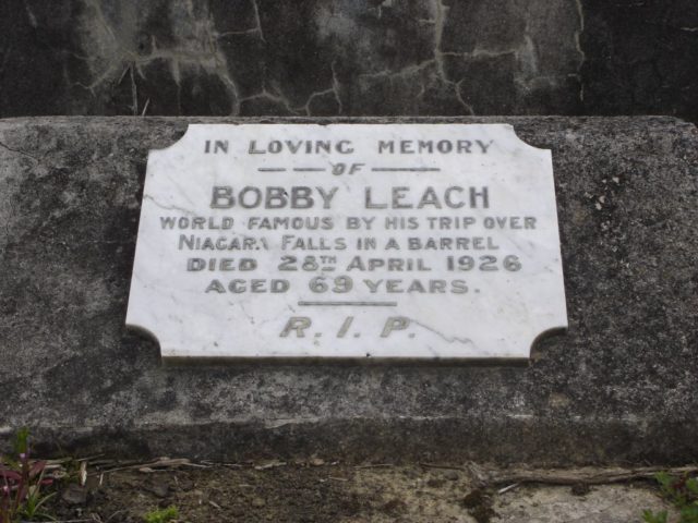 Headstone of Bobby Leach at Hillsborough Cemetery, Auckland, New Zealand. Author Sarndra – CC-BY 3.0