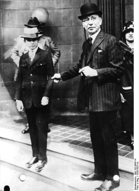 Bobby Franks with his father in 1924. Author: Bundesarchiv, Bild. CC BY-SA 3.0 de