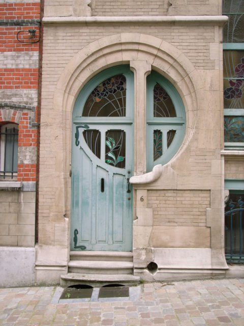 Doorway, c (1904), Brussels. Author: Steve Cadman. CC BY-SA 2.0.