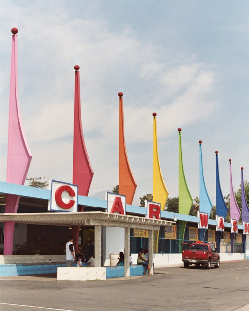 A car wash in the Googie style. Author: Cogart Strangehill – CC BY 2.0.