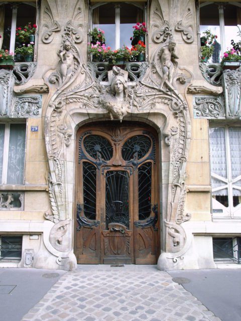 Doorway, No. 29 Avenue Rapp (1901), Paris, by Jules Lavirotte. Author: Steve Cadman. CC BY-SA 2.0.