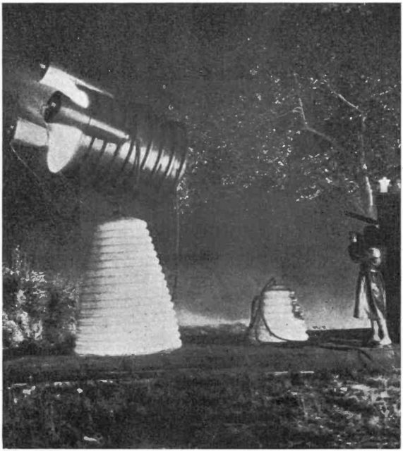 A 1925 photo that supposedly shows a demonstration of Grindell’s death ray