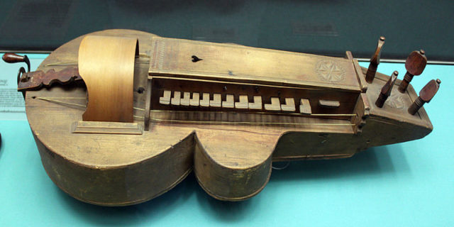 The French developed a strong interest in the instrument, one of the fashionable instruments taken up by the aristocracy at the courts of Louis XIV and his great-grandson, Louis XV. Hurdy Gurdy, 1700; Germanic National Museum in Nuremberg. Author: Anagoria – CC BY 3.0