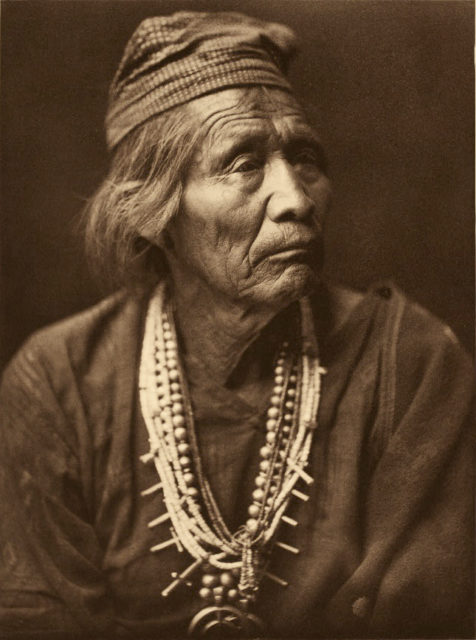 Navajo medicine man – Nesjaja Hatali, c. 1907