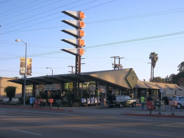 Norms Restaurant on La Cienega Boulevard in Los Angeles. Author: Minnaert – CC BY 3.0.