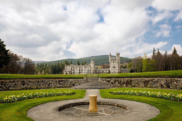 The castle is divided into two main blocks arranged around a courtyard. Author: John Loach. CC BY-SA 2.0