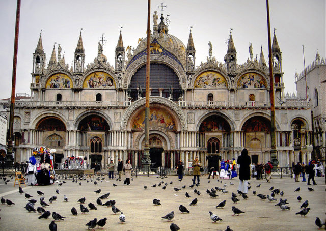 St. Mark’s Basilica at the Piazza San Marco. Author: Ricardo Andre Frantz. CC BY-SA 2.5