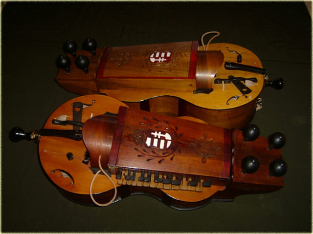 The first stringed instrument to which the keyboard principle was applied. Two Hungarian-style hurdy-gurdies (tekerőlants). Author:Bela Szerenyi – CC BY-SA 3.0