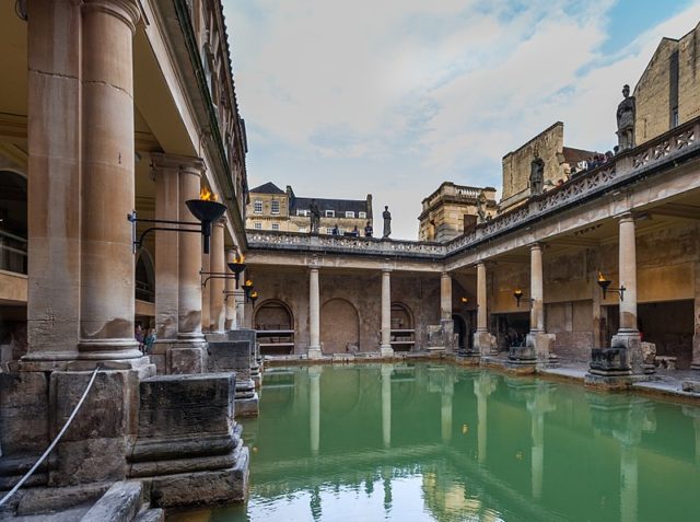 The Great Bath — the entire structure above the level of the pillar bases is a later construction. Author:Diego Delso CC BY-SA 4.0