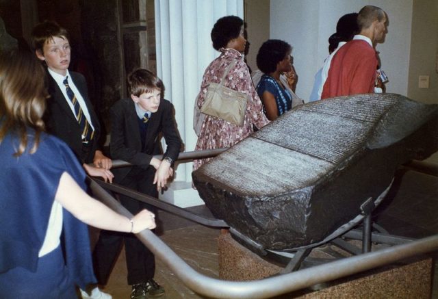 Patrons at the British Museum view the Rosetta Stone as it was displayed in 1985 Author: RickDikeman CC0