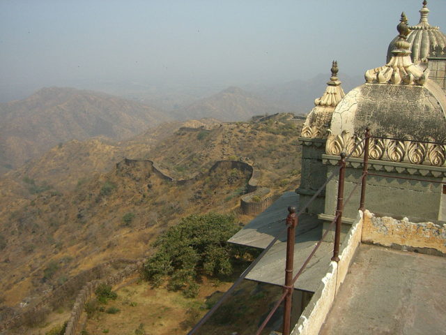 Distant view of the Kumbhalgarh Fort walls. By Daniel Wabyick/CC BY-SA 2.0