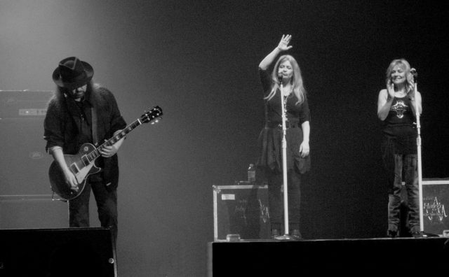 After being reunited, Lynyrd Skynyrd’s Gary Rossington performing live with the Honkettes, here in Cardiff, 2010, Photo by Andrew King, CC BY 2.0