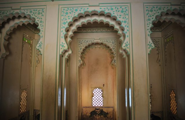 Architecture inside Badal Mahal. By Sujay25/CC BY-SA 3.0