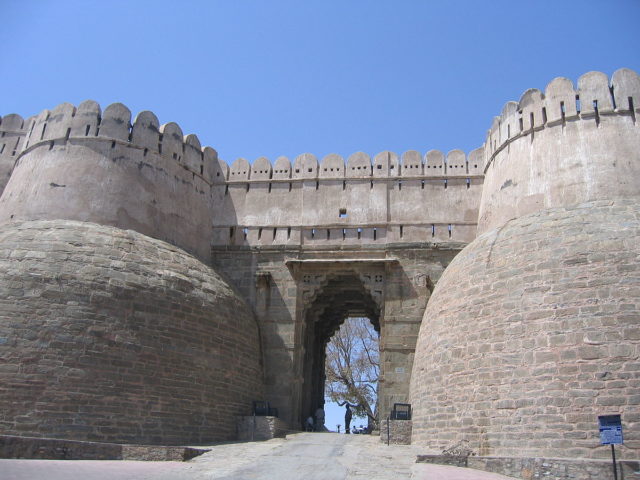 The massive gate of Kumbhalgarh fort called the Ram Pol (Ram Gate). By Aryarakshak/CC BY-SA 3.0