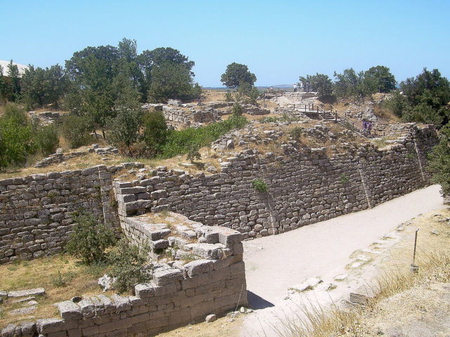 A photo showing the walls of Troy, in Hisarlik, Turkey. Photo by CherryX, CC BY-SA 3.0.