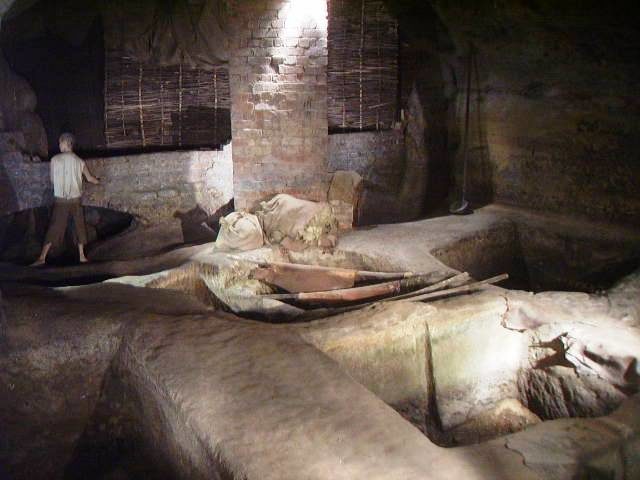 Medieval Tannery at City of Caves in Nottingham. Author: Mutt CC BY-SA 3.0