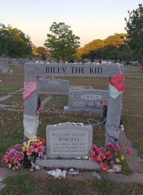 Roberts’ grave site in Hamilton, Texas. Author: Caknuck