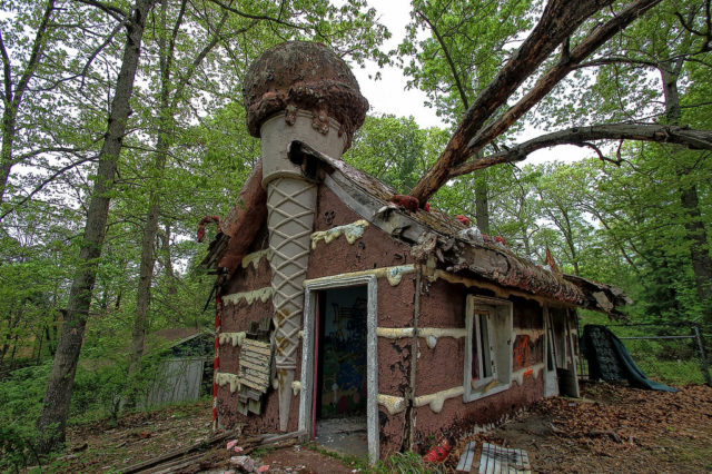 The structures were rotting at the Enchanted Forest after so many years of neglect, By Forsaken Fotos, CC BY 2.0 / Flickr