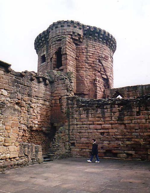 South East Tower seen from inside the roofless Great Hall in 1997. Author:dave souza CC BY-SA 3.0