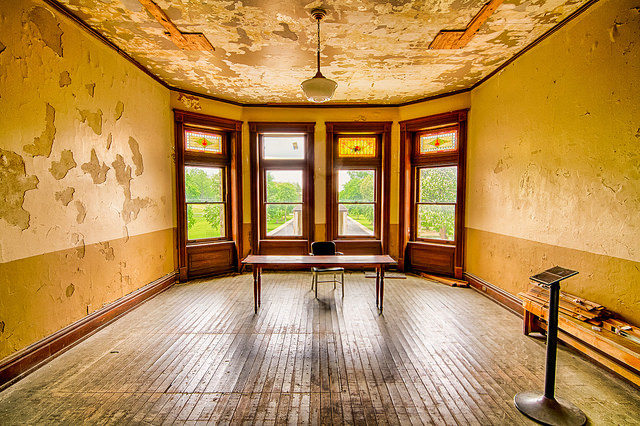 This room was used as the parole board hearing room during the filming of “The Shawshank Redemption.” Ohio State Reformatory, Mansfield, Ohio. Author Rain0975, CC BY-ND 2.0