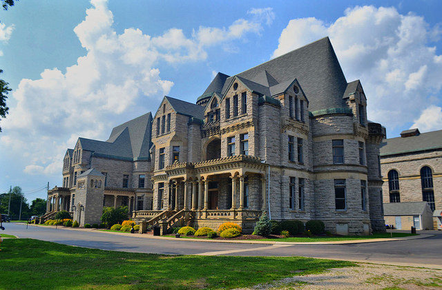 The administration offices and warden’s living quarters seen in front. Author Mike, CC BY-ND 2.0