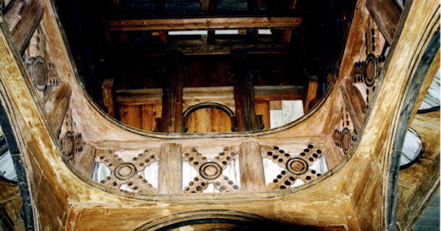 Interior from Lomen stave church depicting cross braces between upper and lower pincer beams and posts. Intermediate posts have been omitted. Author: John Erling Blad CC BY 2.5