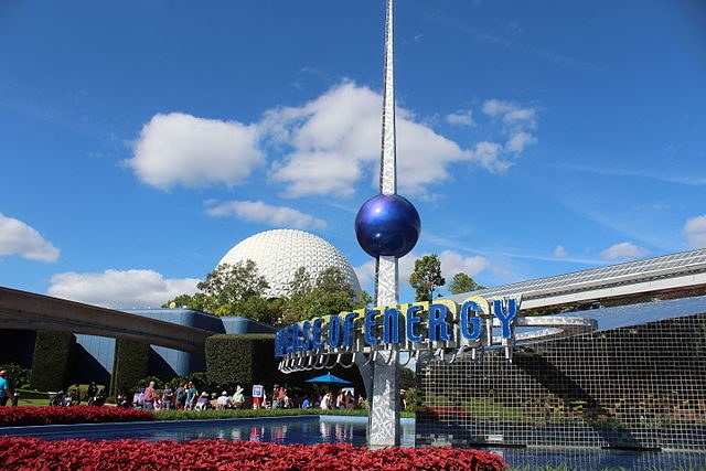 The universe of Energy pavilion with Spaceship Earth in the background. Author Theme Park Tourist – Flickr, CC BY 2.0.