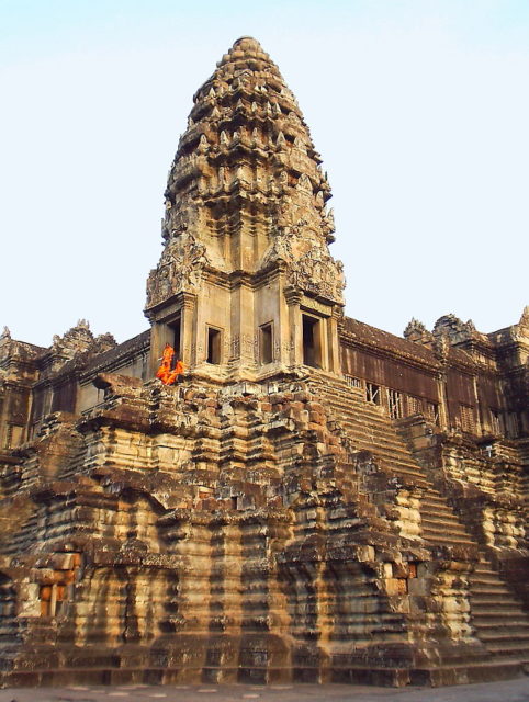 Northwest corner tower of the first gallery of Angkor Wat, viewed from the second enclosure. Author Unknown CC BY-SA 3.0.